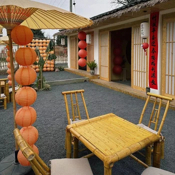 Бамбуковый стол и стул в китайском ретро-саду, сочетание бамбукового стола и стула, бамбуковый стол ручной работы, бамбуковый стул Изображение