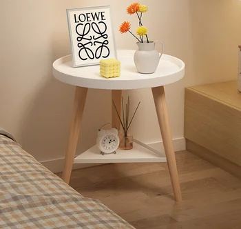 Прикроватный столик в скандинавском стиле современной маленькой квартиры прикроватный столик в спальне журнальный столик стойка маленький круглый столик приставной столик прикроватная полка Изображение