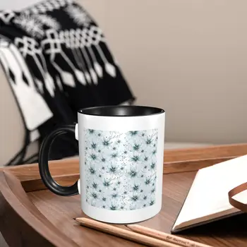 Уникальный дизайн в виде снежинки На белом фоне, Кофейные кружки для взрослых с керамическим футляром для сока на столе Изображение